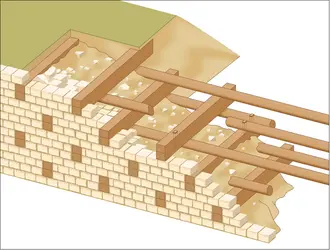 Enceinte de l’oppidum - crédits : Encyclopædia Universalis France