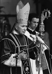 M<sup>gr </sup>Lefebvre célébrant une messe en 1977 - crédits : Central Press/ Hulton Archive/ Getty Images