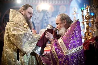 Prêtres orthodoxes célébrant la messe - crédits : © A. Anashkin/ Shutterstock