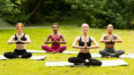 Posture du lotus - crédits : © Prostock-studio/ Shutterstock