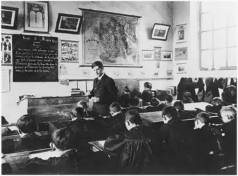 Une salle de classe sous la III<sup>e</sup> République - crédits : © Musee National de l'Education, Rouen, France/Archives Charmet/ Bridgeman Images