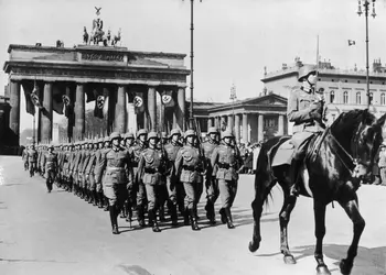 Parade militaire à Berlin, 1940 - crédits : Fox Photos/ Hulton Archive/ Getty Images