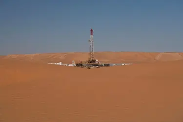 Gisement de pétrole, Hassi Messaoud (Algérie) - crédits : Jack Burlot/ Corbis News/ Getty Images
