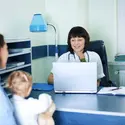 Une mère et son enfant chez le médecin - crédits : © Gpointstudio/ Shutterstock