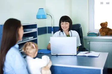 Une mère et son enfant chez le médecin - crédits : © Gpointstudio/ Shutterstock