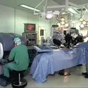 Robot chirurgical - crédits : Intuitive Surgical, Inc.