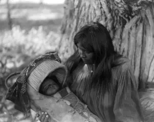 Mère apache - crédits : © Library of Congress, Washington, D.C. (neg. no. LC-USZ62-46949