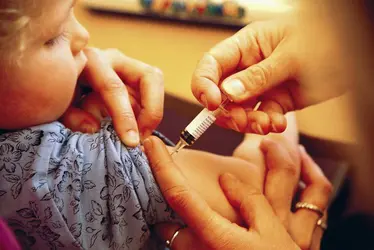 Vaccination d'un enfant - crédits : © Antonia Reeve/Photo Researchers, Inc.