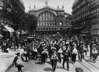 Réservistes français rejoignant leurs casernes en août 1914 - crédits : Hulton Archive/ Getty Images