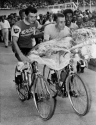 Raymond Poulidor et Jacques Anquetil - crédits : Hulton Archive/ Getty Images 