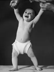 Apprentissage de la marche chez l'enfant - crédits : Lambert/ Archive Photos/ Getty Images