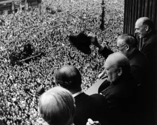 Winston Churchill le jour de la victoire en 1945 - crédits : Keystone/ Hulton Archive/ Getty Images