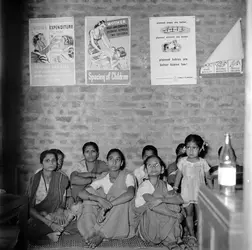 Planning familial en Inde, 1951 - crédits : Three Lions/ Hulton Archive/ Getty Images