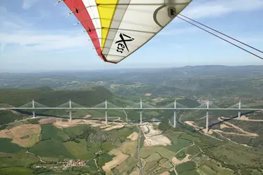 Vue aérienne du viaduc de Millau (Aveyron) - crédits : CAPDAV