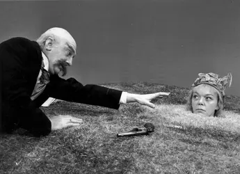 <it>Oh ! les beaux jours</it>, pièce de Samuel Beckett - crédits : Evening Standard/ Hulton Archive/ Getty Images