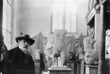Auguste Rodin et ses sculptures antiques - crédits : Hulton Archive/ Getty Images