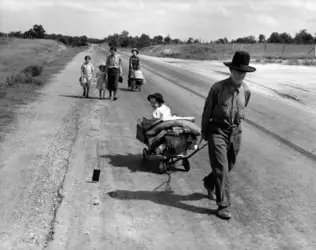 Walking Along, D. Lange - crédits : Dorothea Lange/ Keystone/ Getty Images