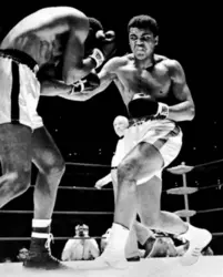 Muhammad Ali bat Ernie Terrell - crédits : © UPI
