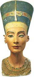 Buste de Néfertiti - crédits : © Bildarchiv Preussischer Kulturbesitz, Ägyptisches Museum, Staatliche Museen zu Berlin—Preussischer Kulturbesitz, Berlin; photograph, Jurgen Liepe